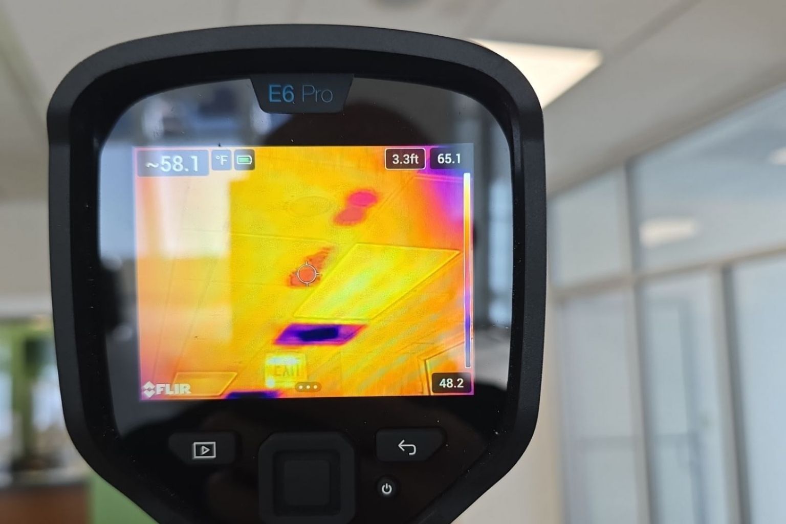 Thermal imager screen showing temperature variations on a ceiling, indicating potential moisture.